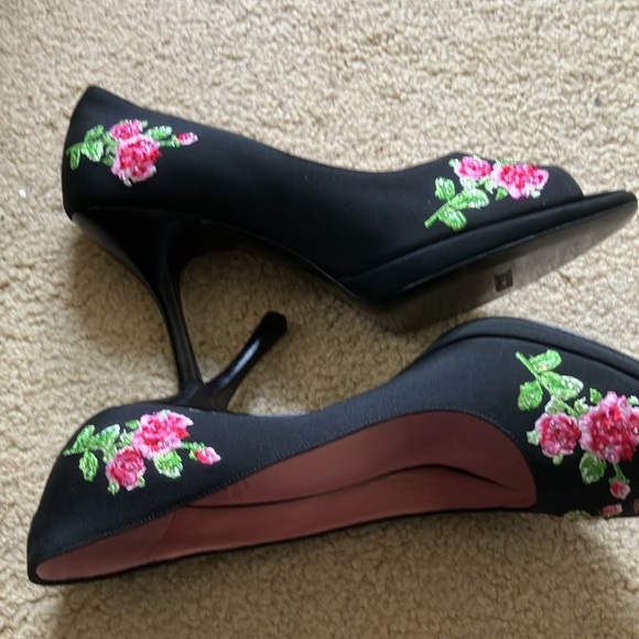 NWT MOSCHINO black fabric peep toe heels w floral beading. Floral delight 7. - Picture 8 of 11